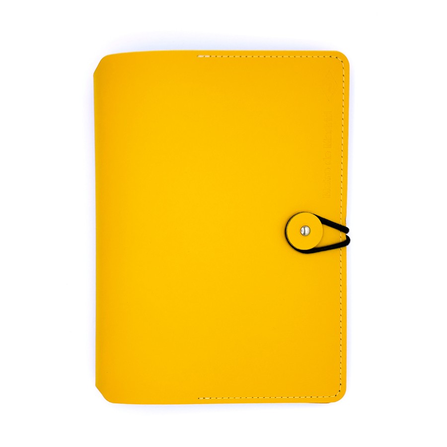 Carpeta de cuero amarilla con cierre elástico, fondo blanco, papelería de oficina elegante
