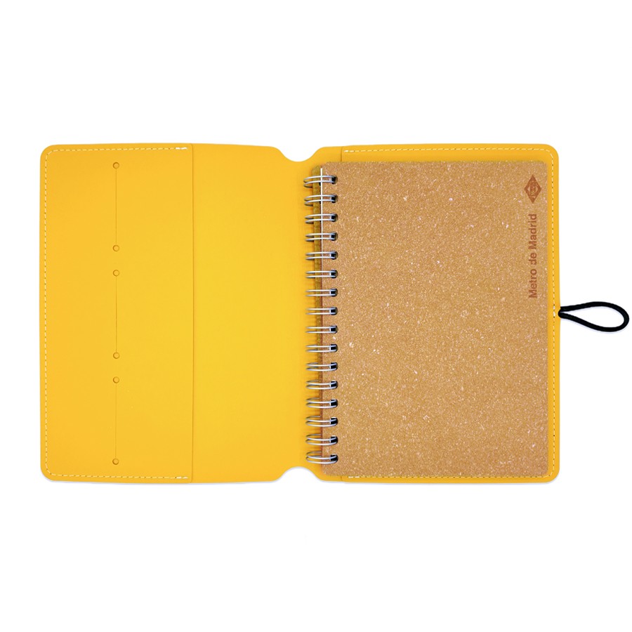 Cuaderno de anillas abierto con funda amarilla y tapa dura eco Metro de Madrid