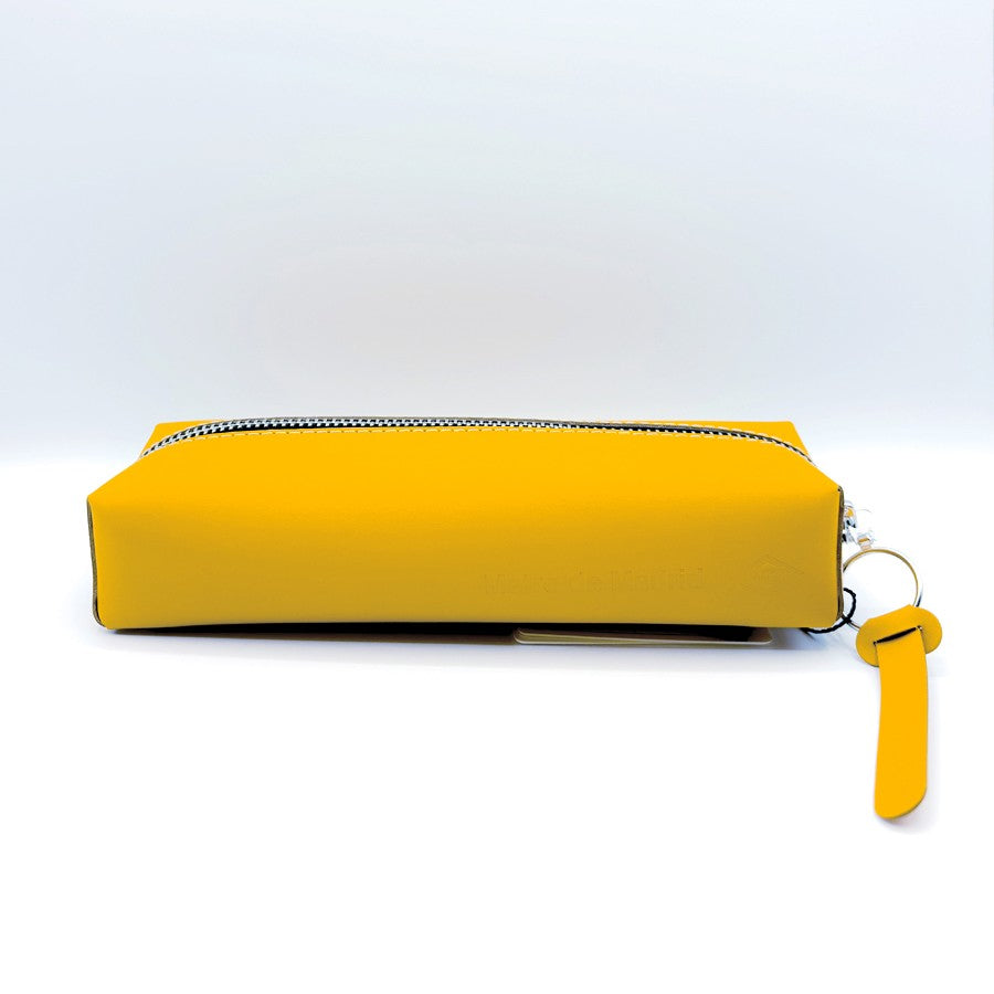 Estuche rectangular amarillo con cremallera y llavero, fondo blanco minimalista