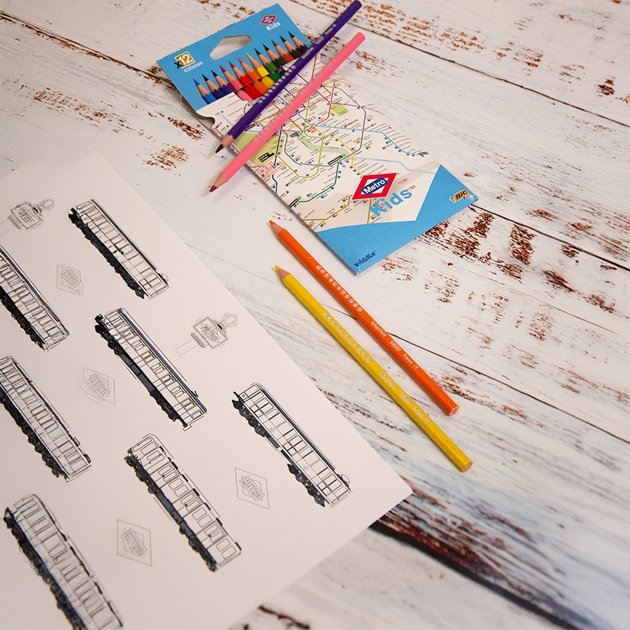 Colores de madera y hoja para colorear trenes sobre mesa de madera blanca