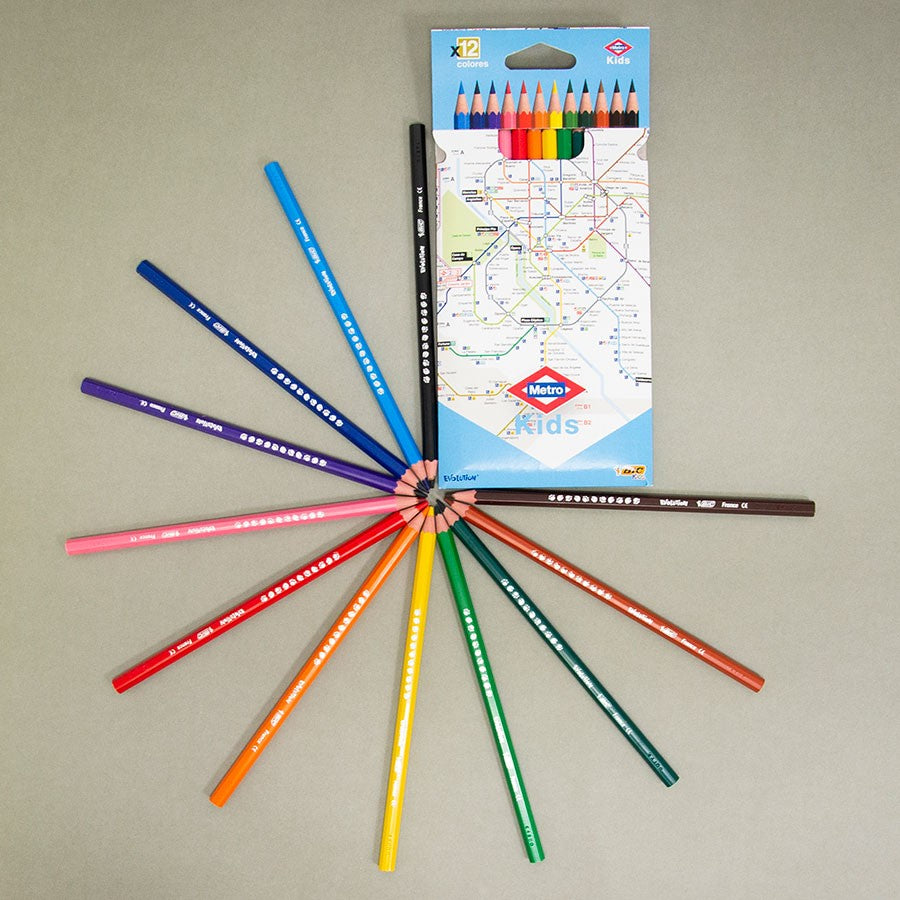 Estuche de 12 colores Metro Kids con lápices de colores y fondo de mapa del metro.