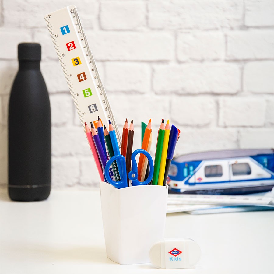 Portalápices blanco con lápices de colores, regla numerada, tijeras, borrador y tren de juguete