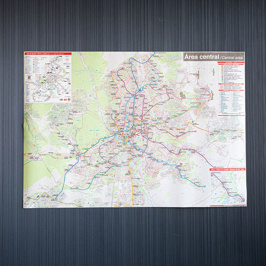 Mapa de metro y líneas de transporte urbano área central sobre pared gris