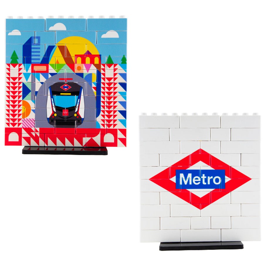 Set de bloques tipo LEGO con tren del Metro de Madrid y logo en fondo blanco