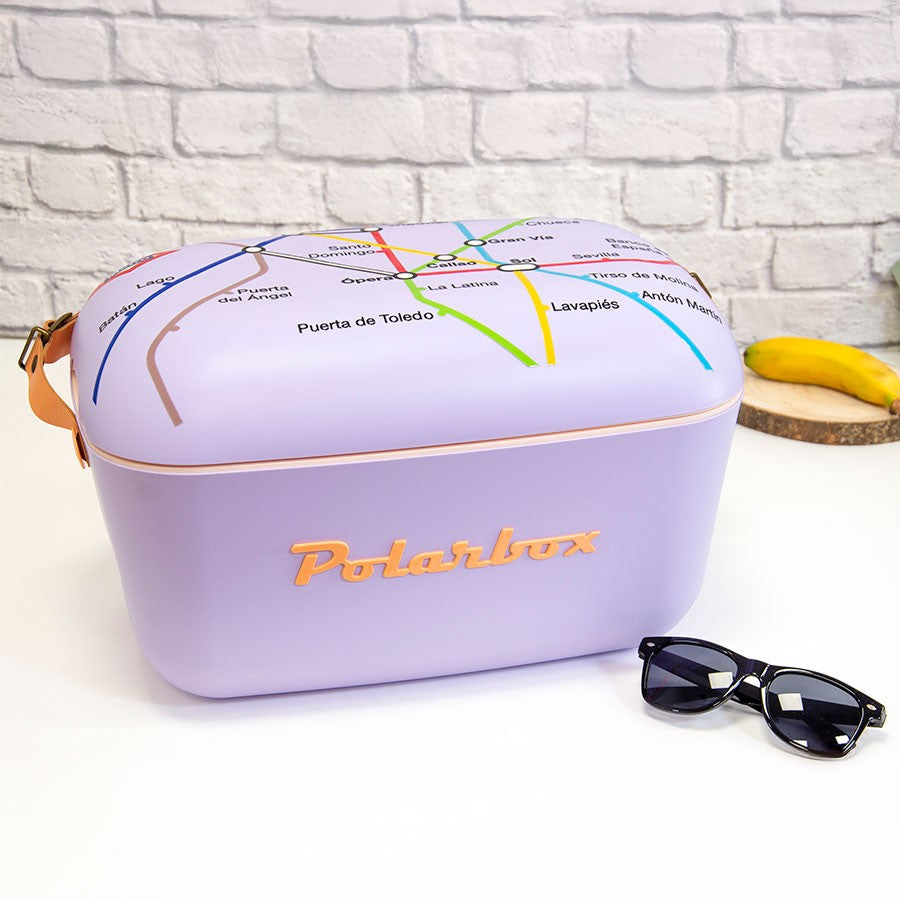 Nevera Polarbox lila con diseño de mapa del metro, gafas de sol y plátano en fondo blanco
