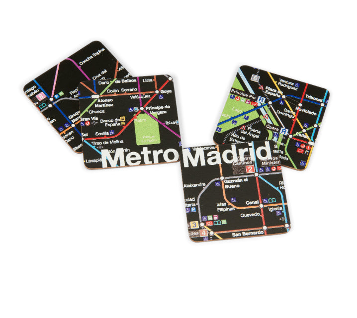 Posavasos cuadrados con diseño de mapa del metro de Madrid sobre fondo blanco.