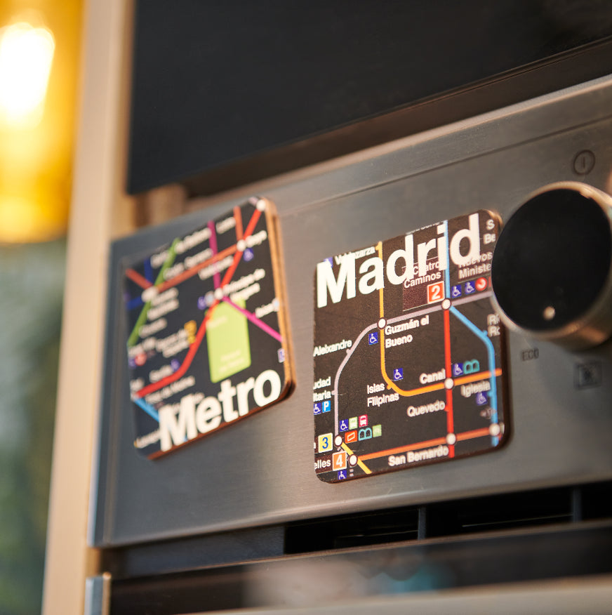 Imán de nevera con diseño de plano Metro Madrid, colores y estaciones, sobre superficie metálica