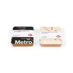 Posavasos cuadrados Metro Madrid, negro y beige, diseño de líneas de metro, sobre fondo blanco