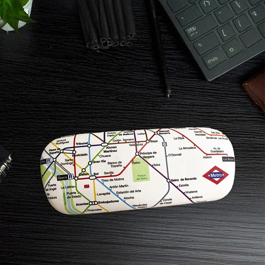 Funda de gafas con diseño de mapa del metro de Madrid sobre escritorio negro