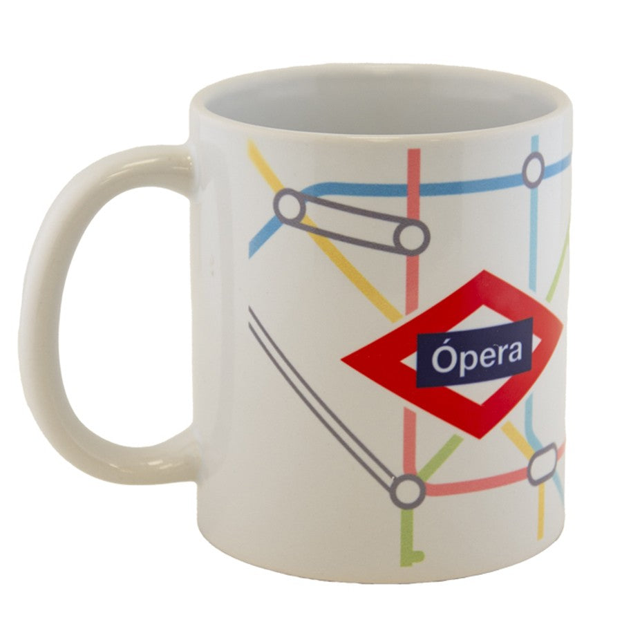 Taza blanca con diseño del metro de Madrid y el nombre de la estación Ópera.