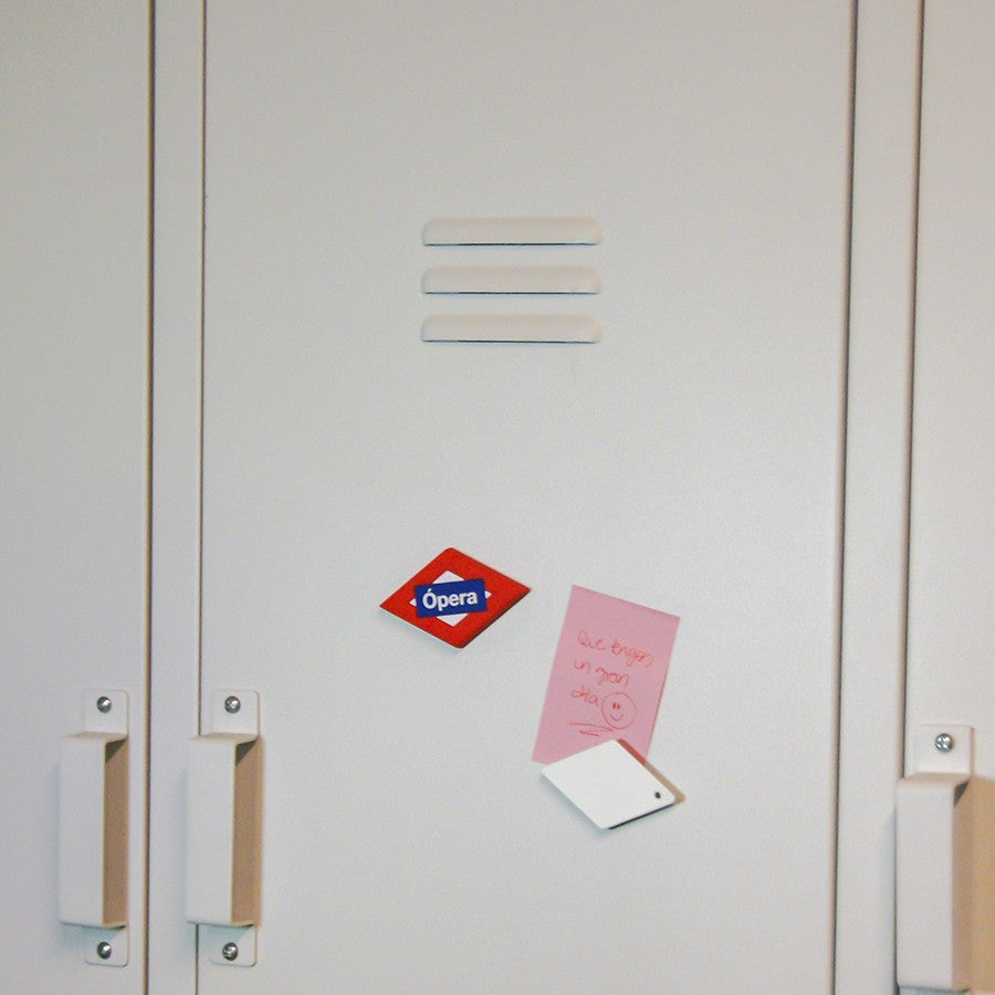 Taquilla blanca con imán de Opera y nota rosa adhesiva en oficina o escuela