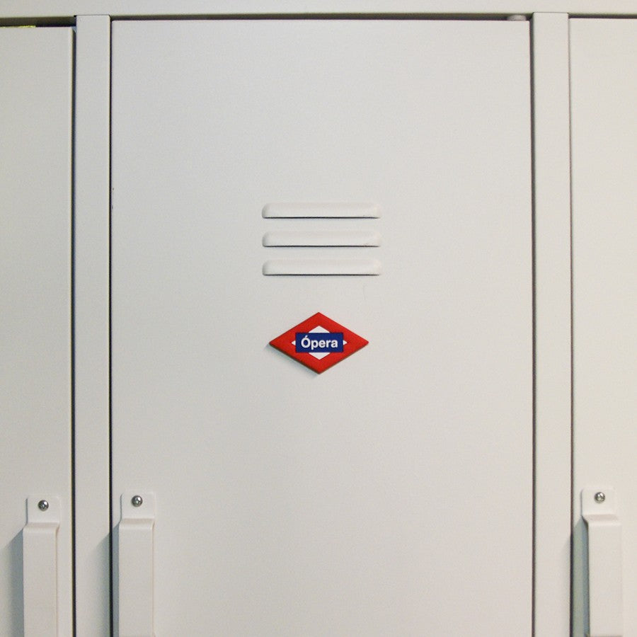 Taquilla blanca con insignia del Metro de Madrid estación Ópera, locker industrial moderno