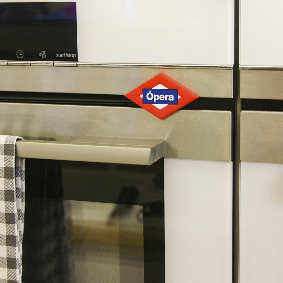 Horno de cocina moderno con paño a cuadros y imán de metro de Madrid Ópera