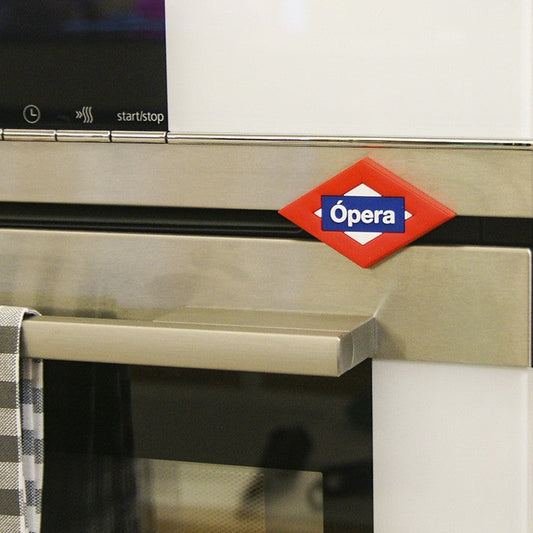Horno de cocina moderno con paño a cuadros y imán de metro de Madrid Ópera