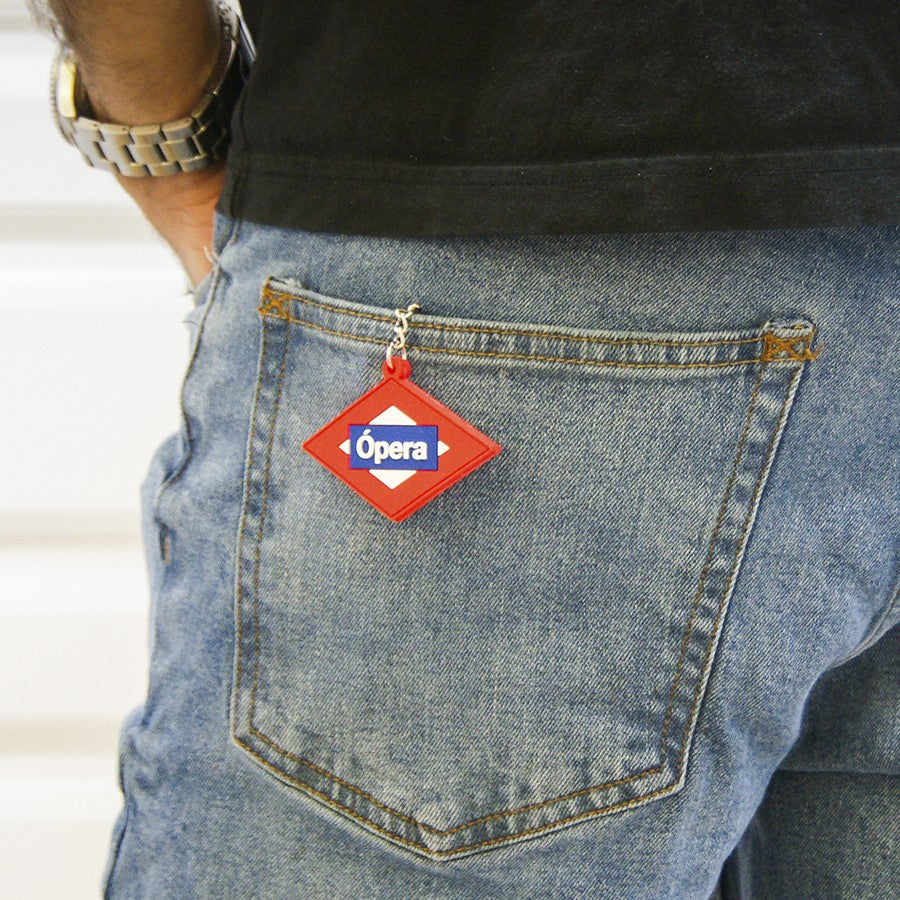 Llavero de metro Ópera Madrid colgado en bolsillo de pantalón vaquero