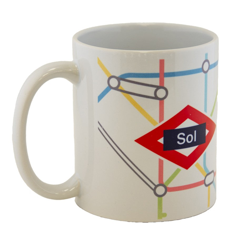 Taza blanca con diseño de mapa del metro de Madrid y la estación Sol destacada