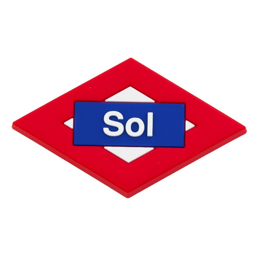Letrero del metro de Madrid con marco rojo y texto Sol en fondo azul