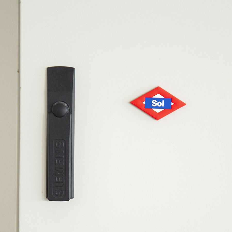 Puerta de cuadro eléctrico Siemens con señal roja Sol en ambiente industrial