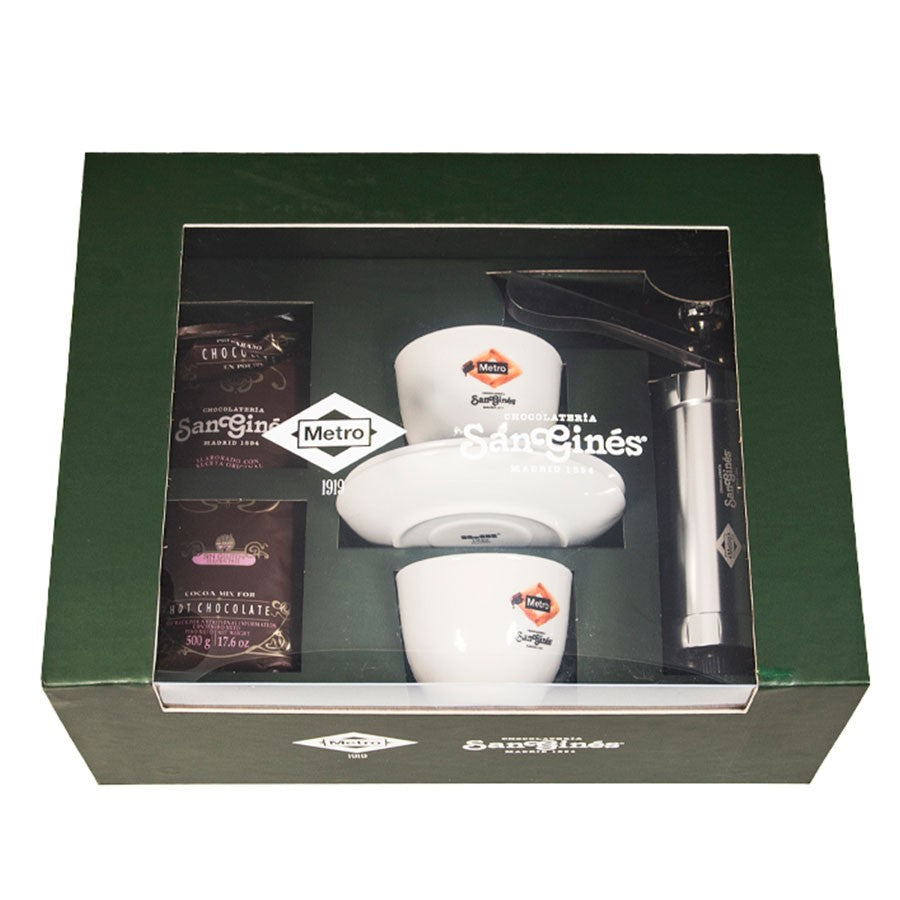 Set de regalo Chocolatería San Ginés con tazas, chocolate en polvo y batidor, caja verde.