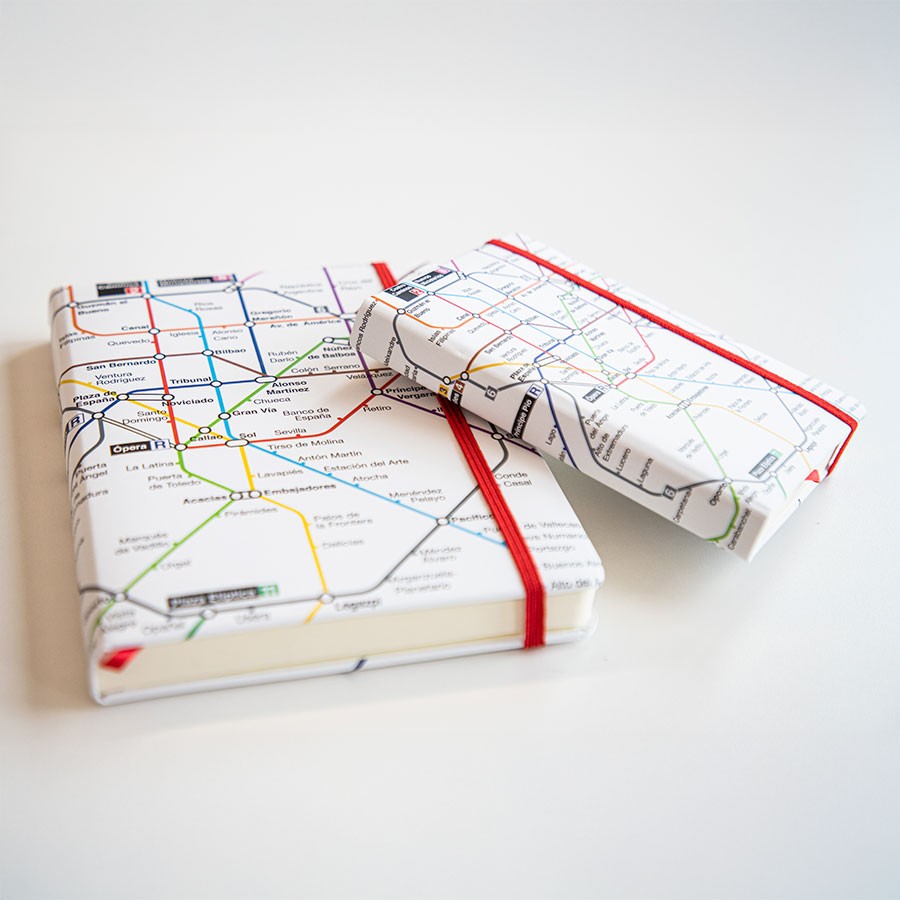 Libretas con diseño de mapa del metro de Madrid sobre fondo blanco