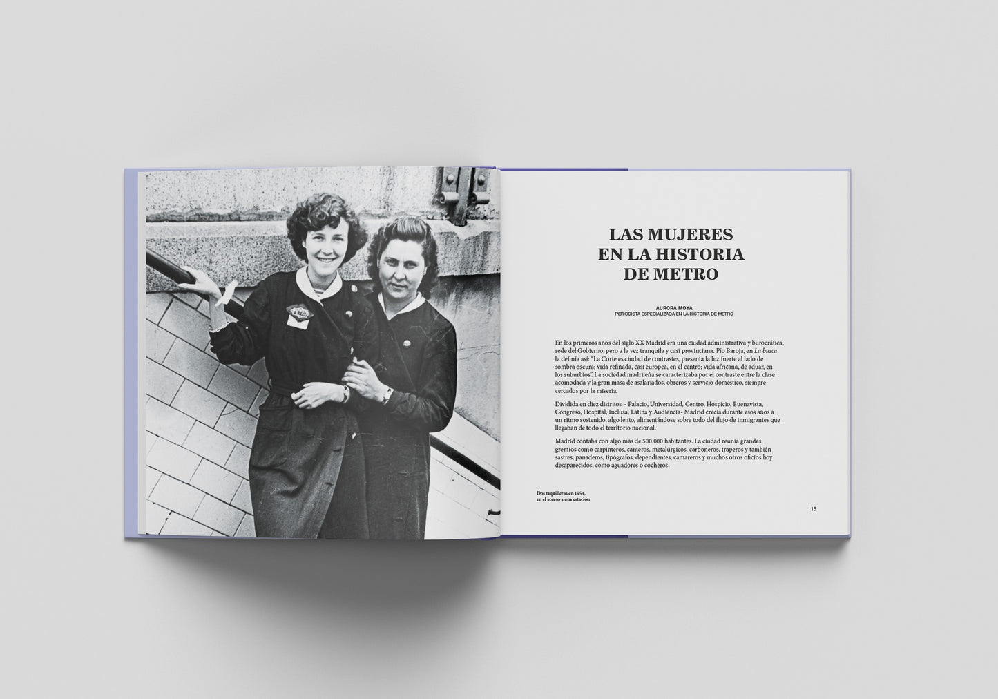 Libro abierto con fotografía en blanco y negro de dos mujeres y texto sobre la historia del metro
