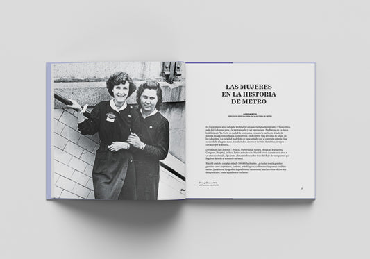 Libro abierto con fotografía en blanco y negro de dos mujeres y texto sobre la historia del metro