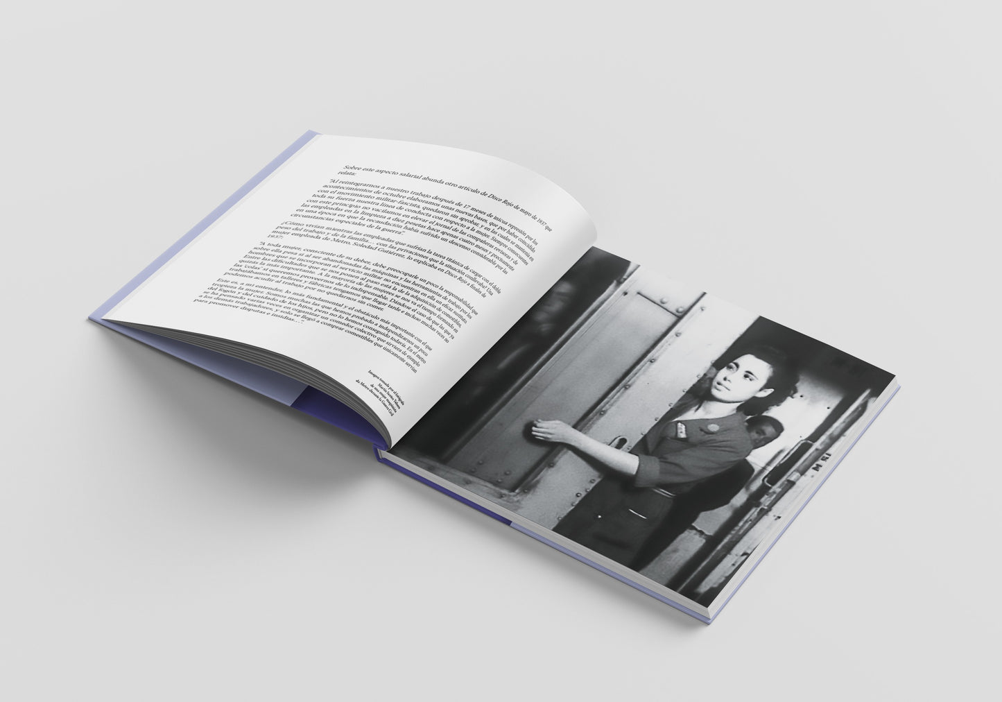 Libro abierto con página de texto en español y foto en blanco y negro de mujer junto a puerta