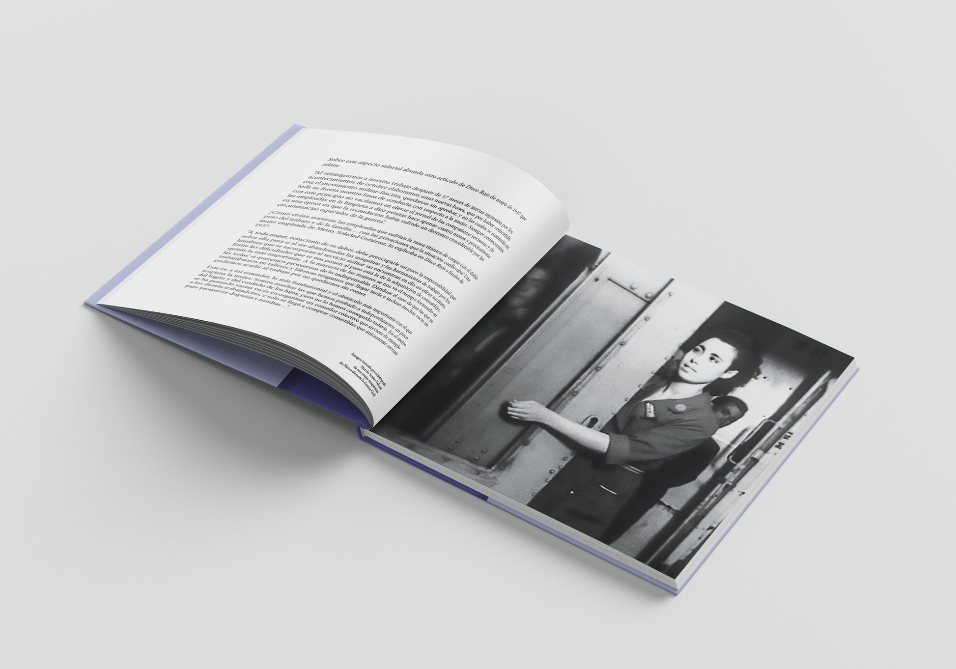 Libro abierto con página de texto en español y foto en blanco y negro de mujer junto a puerta