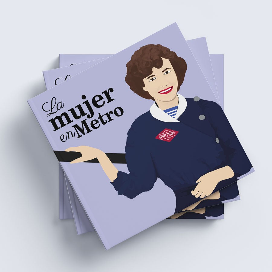 Portada de libro La mujer en Metro con ilustración de mujer sonriente en uniforme azul y fondo lila.