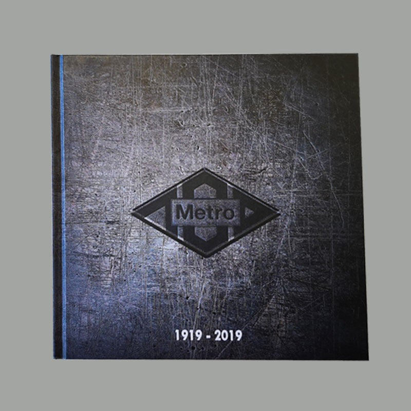 Portada de libro aniversario Metro 1919-2019 con fondo metálico y logotipo destacado.