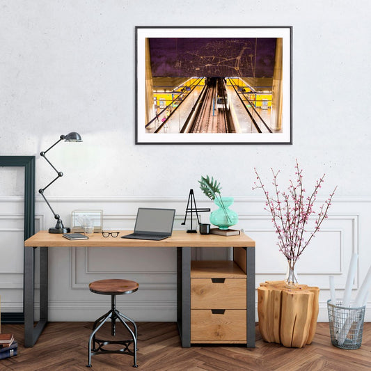 Oficina moderna con escritorio de madera y decoración minimalista, cuadro de metro urbano en la pared.