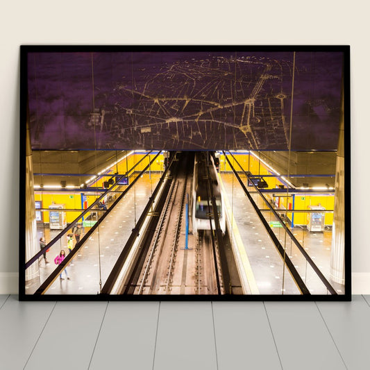 Fotografía de estación de metro moderna con paredes amarillas y tren en movimiento.