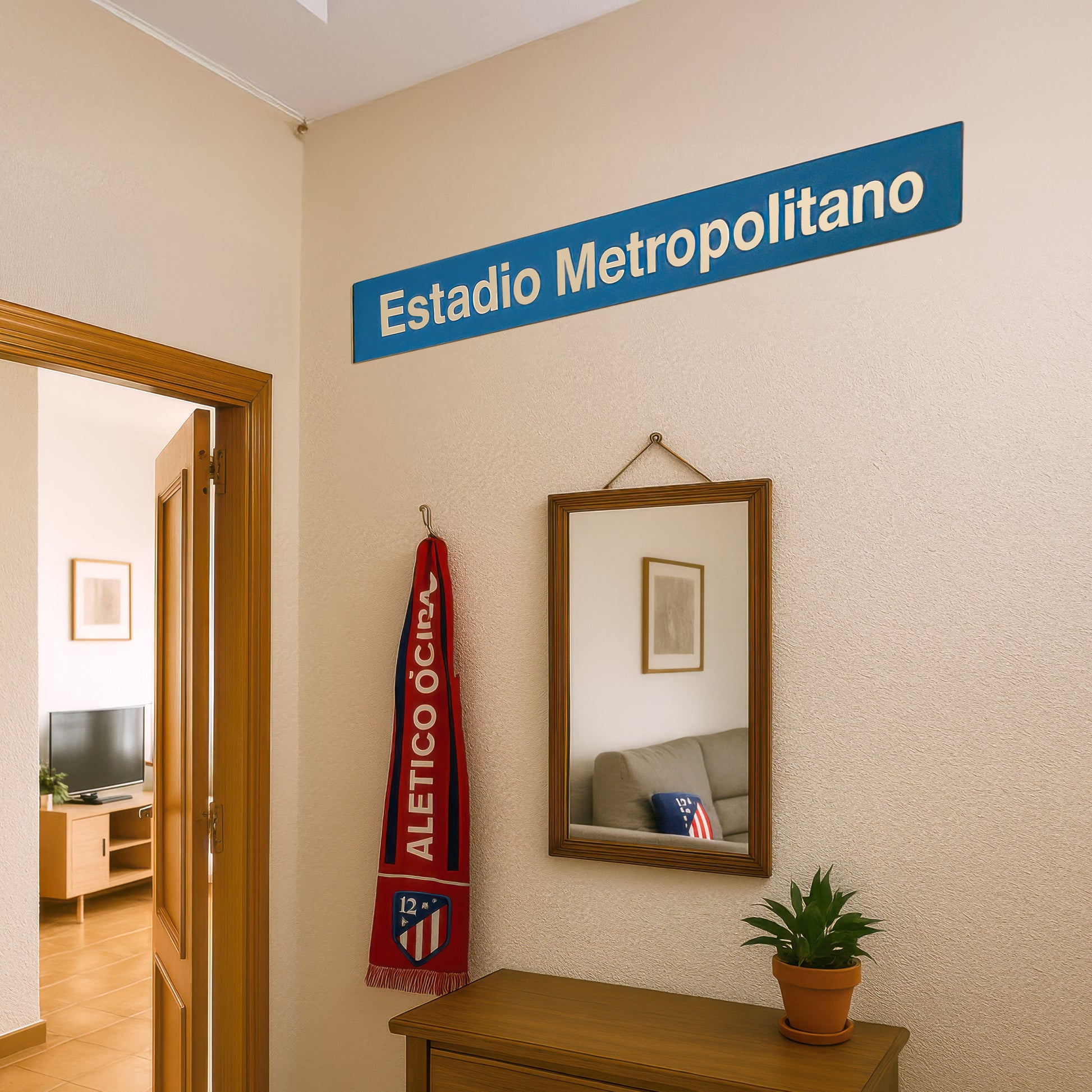 Interior de casa decorado con bufanda Atlético de Madrid y letrero Estadio Metropolitano
