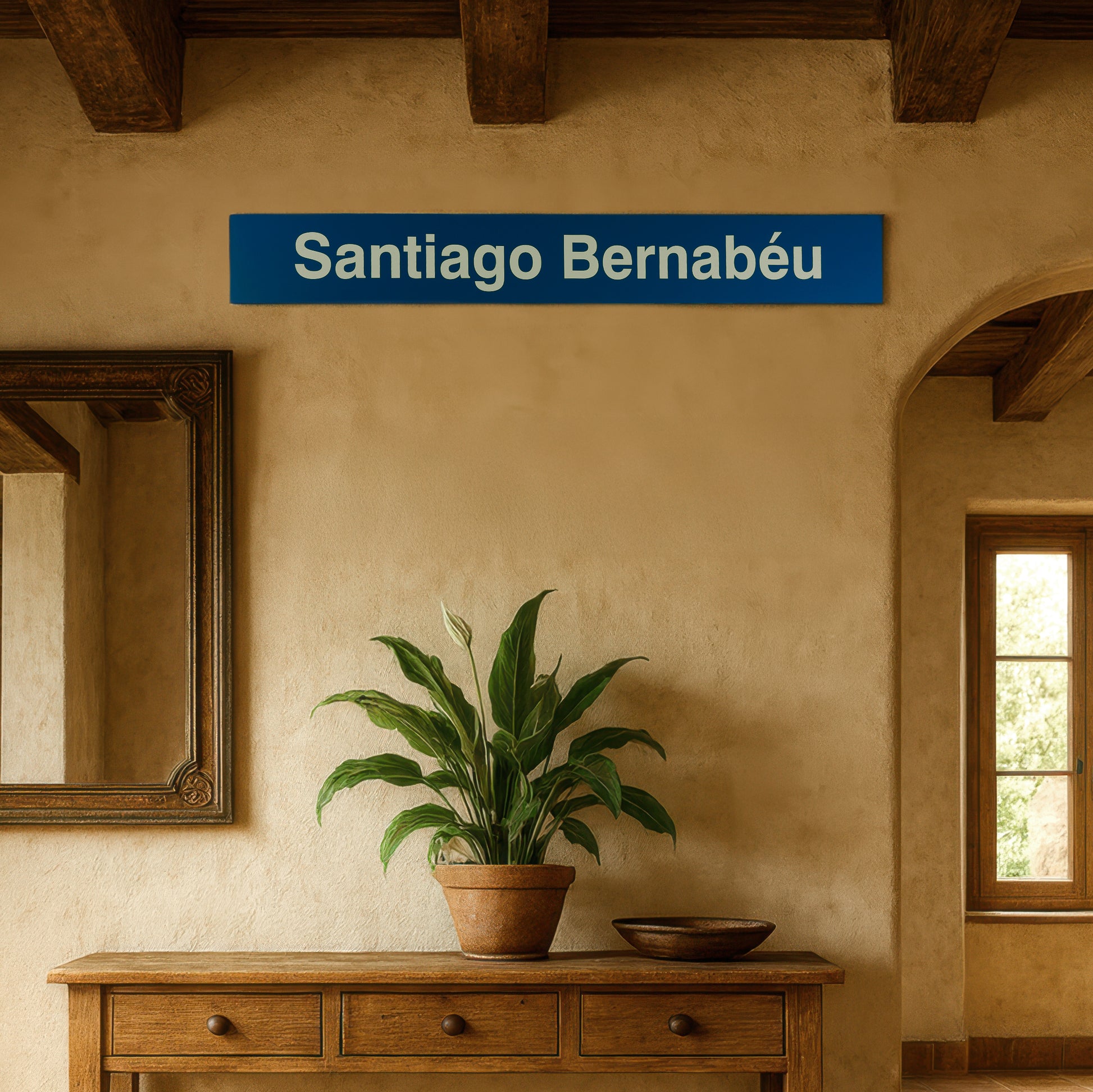 Interior rústico con letrero azul Santiago Bernabéu, planta en maceta y espejo de madera.