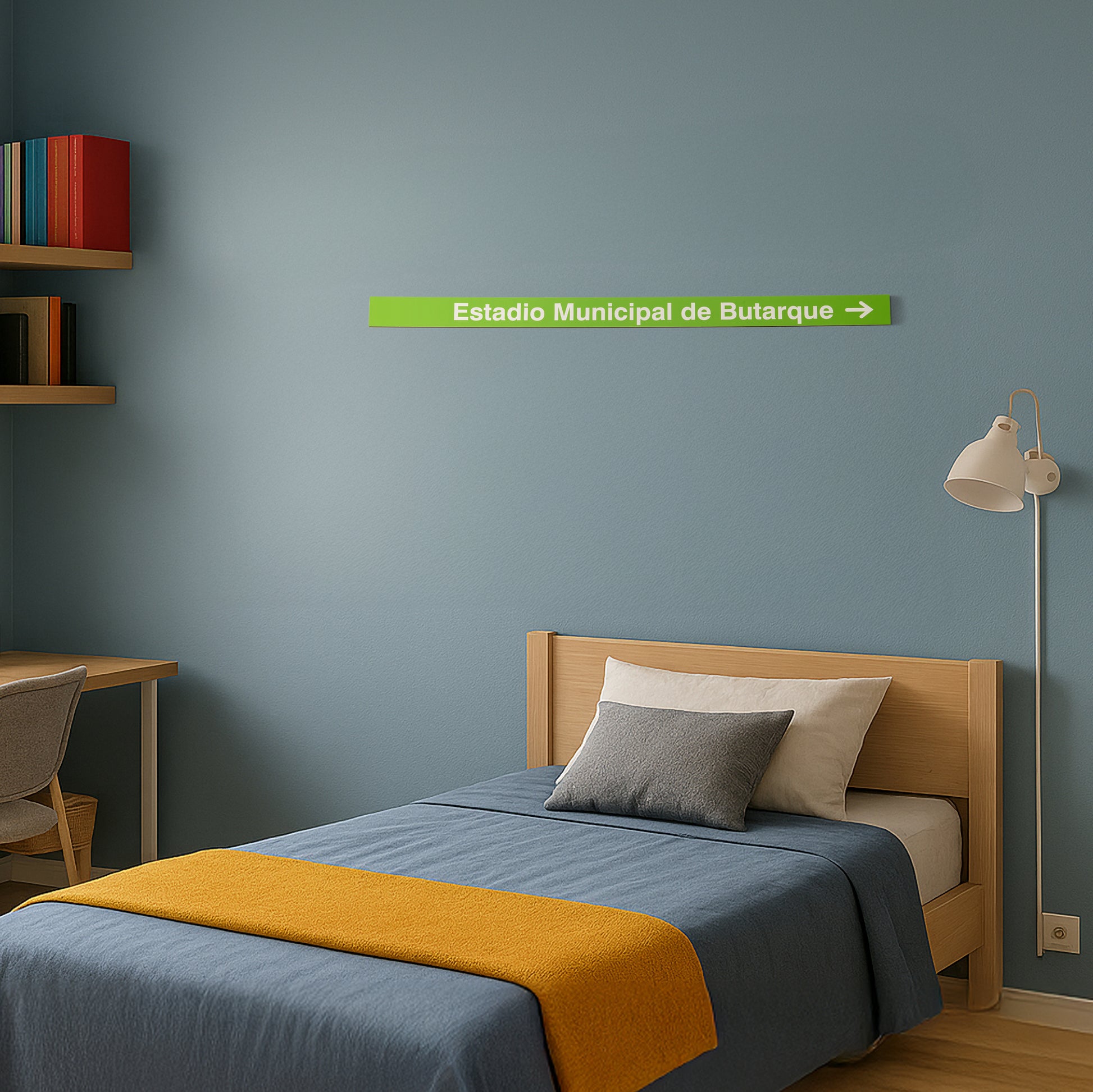 Dormitorio juvenil moderno con cama de madera, ropa de cama azul y letrero verde en la pared