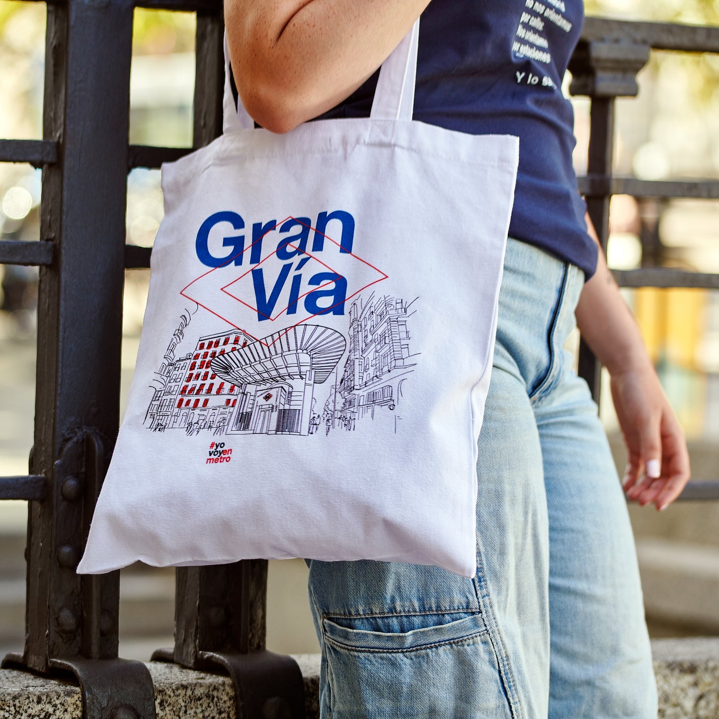 Bolsa tote blanca estampada con dibujo y texto Gran Vía, moda urbana Madrid