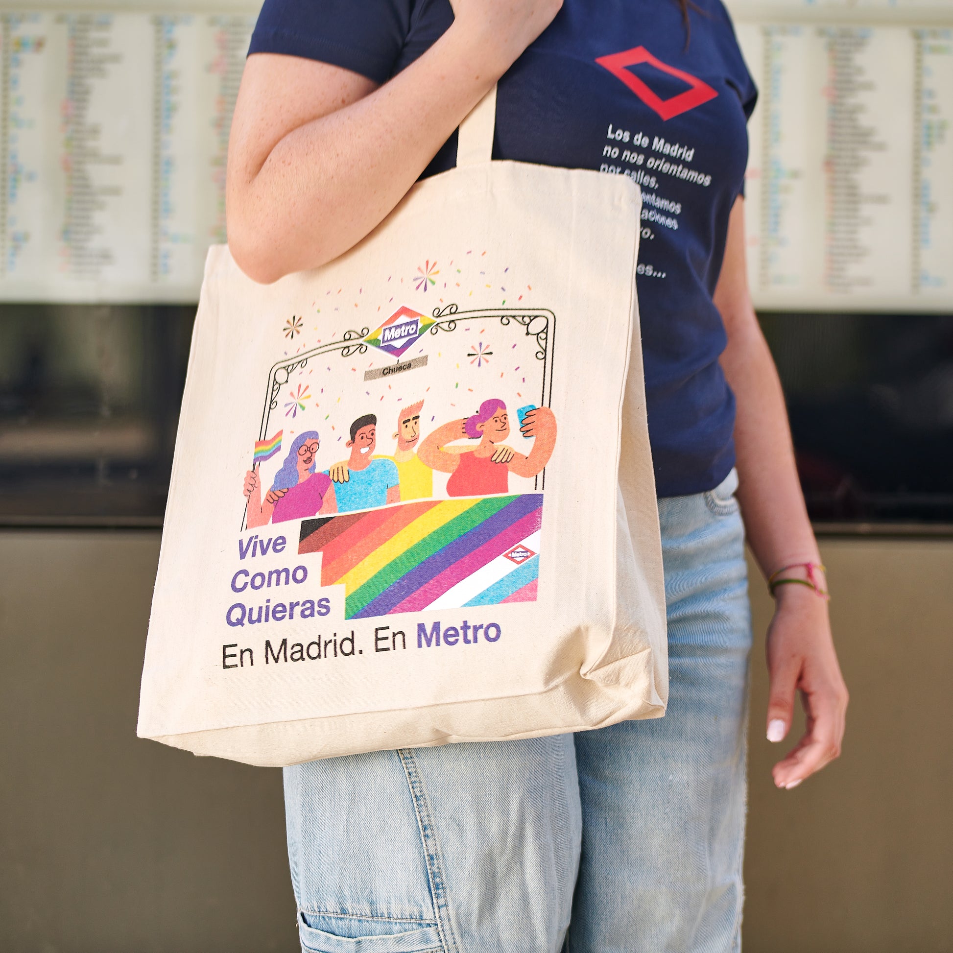 Bolsa de tela Metro Madrid LGTBI con ilustración de personas y bandera arcoíris