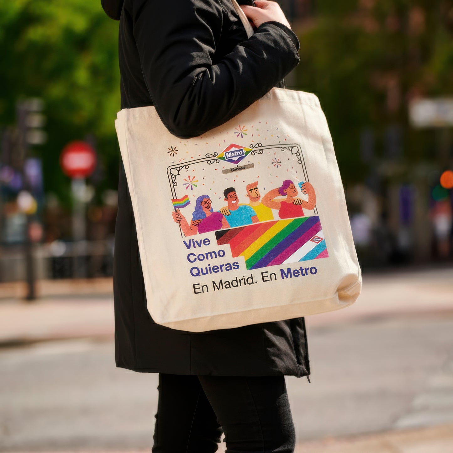 Bolsa Metro Madrid con ilustración LGBT, bandera arcoíris y mensaje inclusivo en la calle.