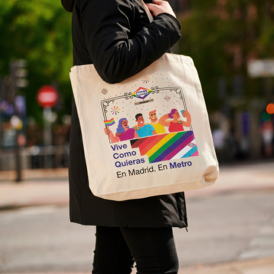 Bolsa Metro Madrid con ilustración LGBT, bandera arcoíris y mensaje inclusivo en la calle.