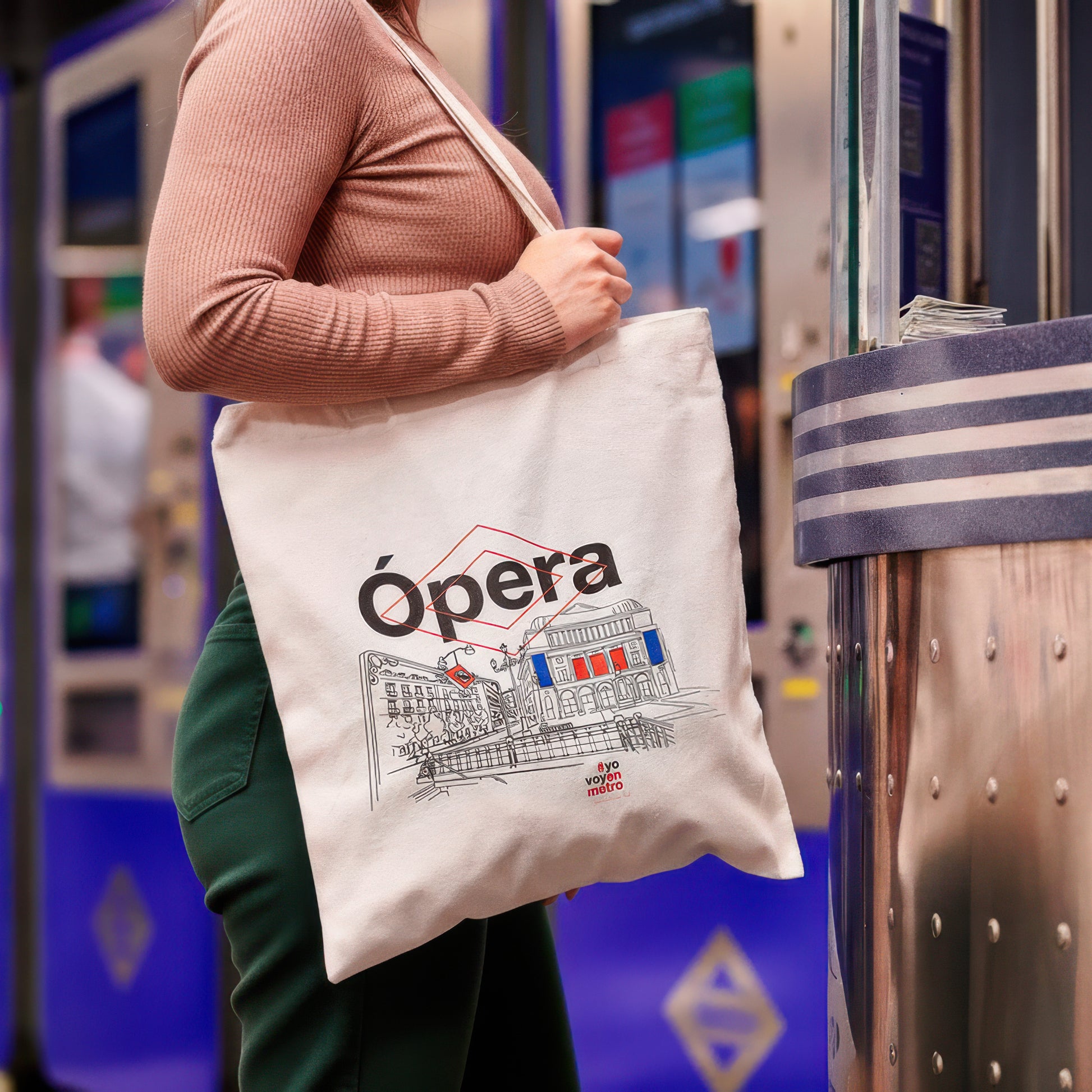 Bolsa tote con ilustración de la estación Ópera del metro de Madrid en entorno urbano.