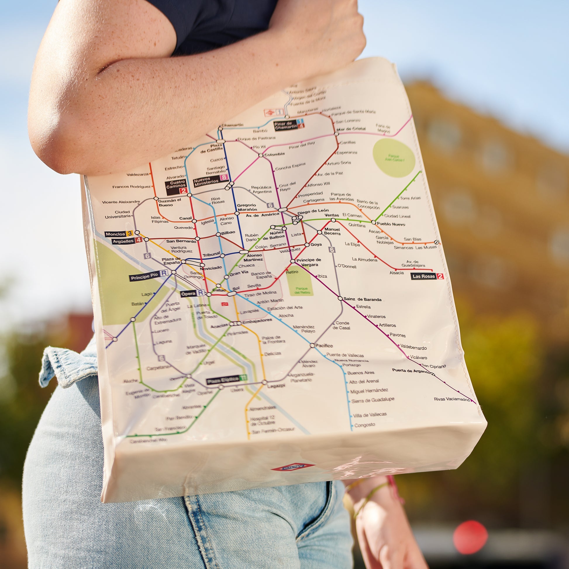 Bolsa de tela con diseño de mapa metro Madrid, persona al aire libre, fondo urbano