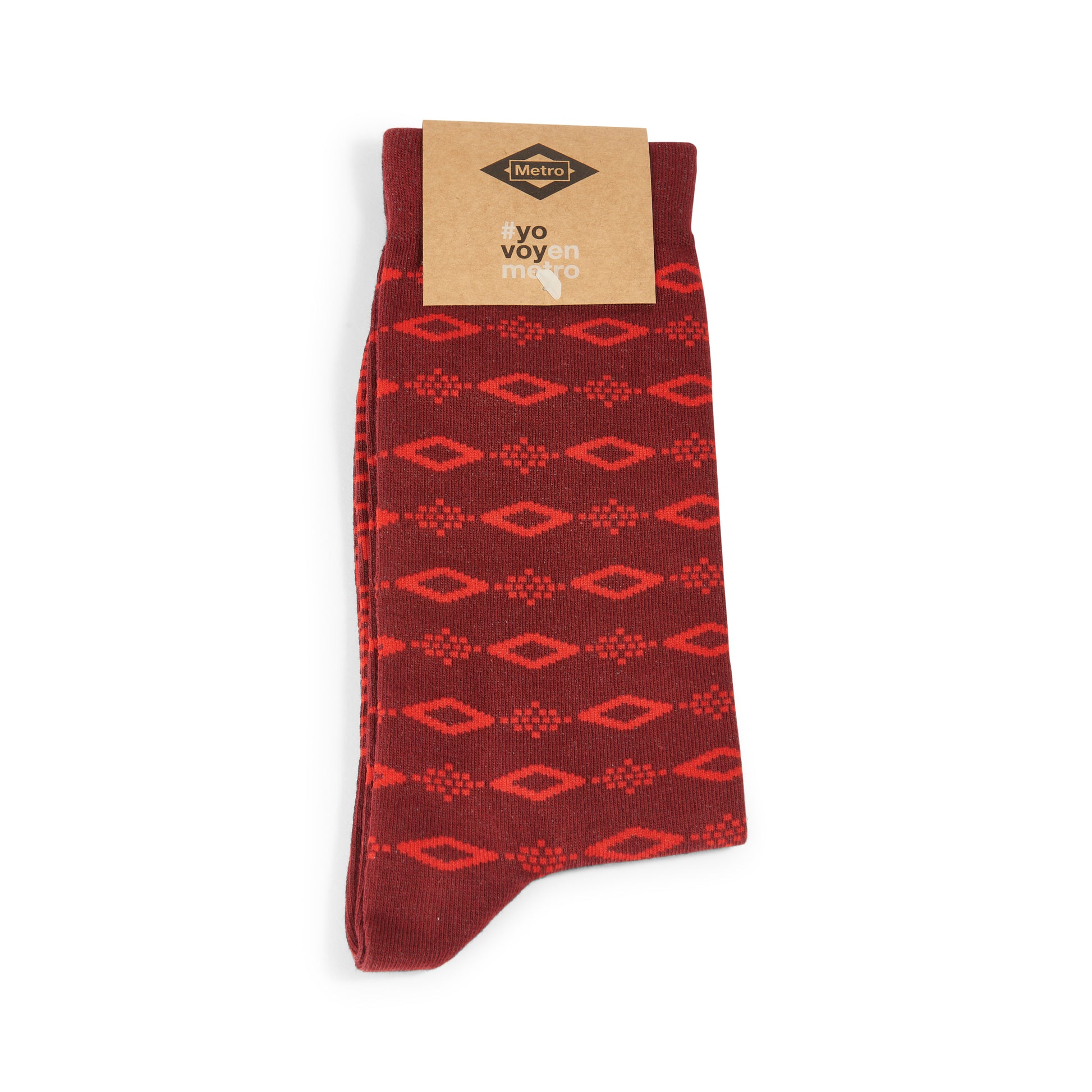 Calcetines rojos con patrón geométrico y etiqueta Metro, fondo blanco