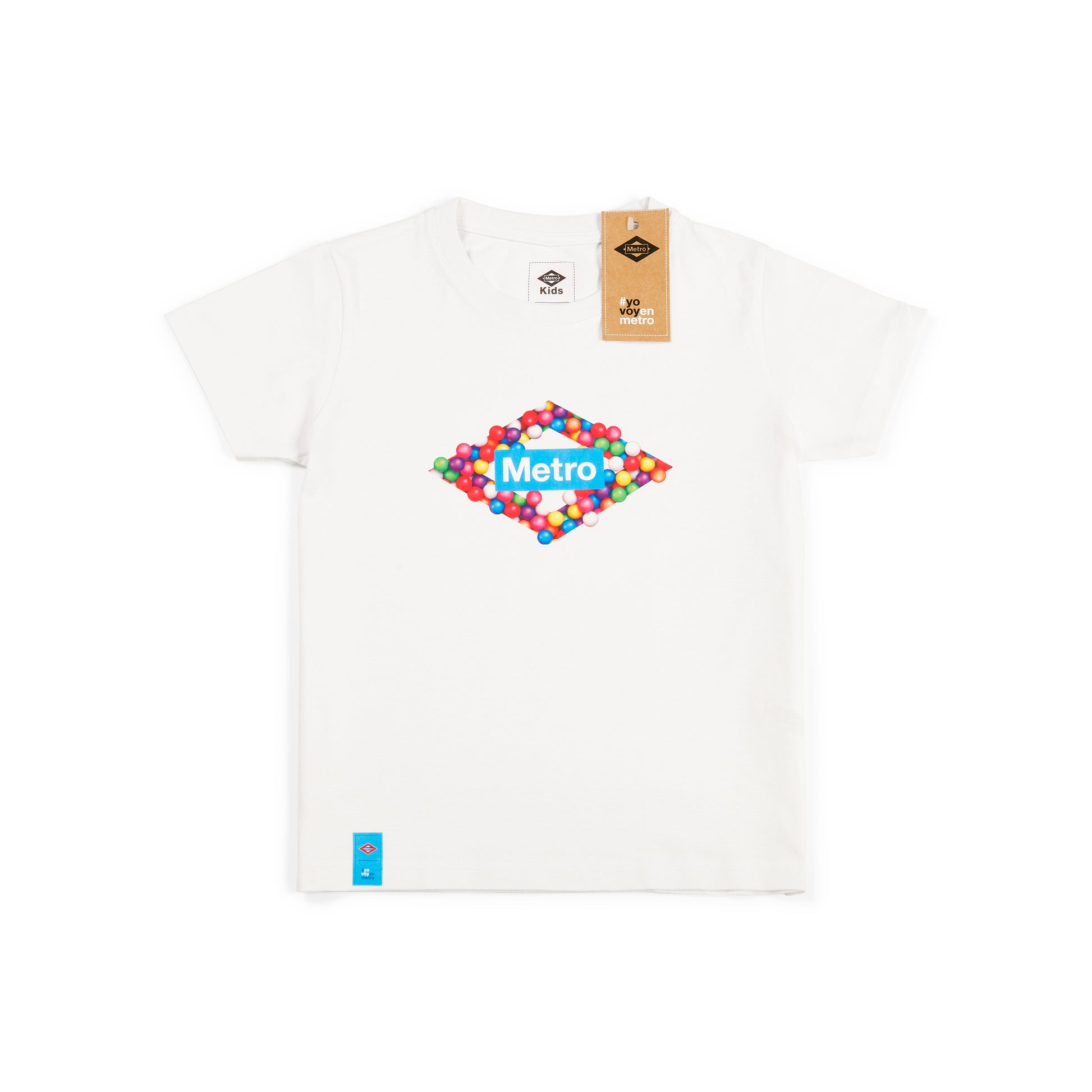 Camiseta blanca infantil con logo de Metro de Madrid en colores brillantes y etiqueta.