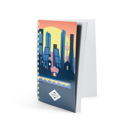 Cuaderno Metro con portada de skyline urbano colorido y hojas cuadriculadas