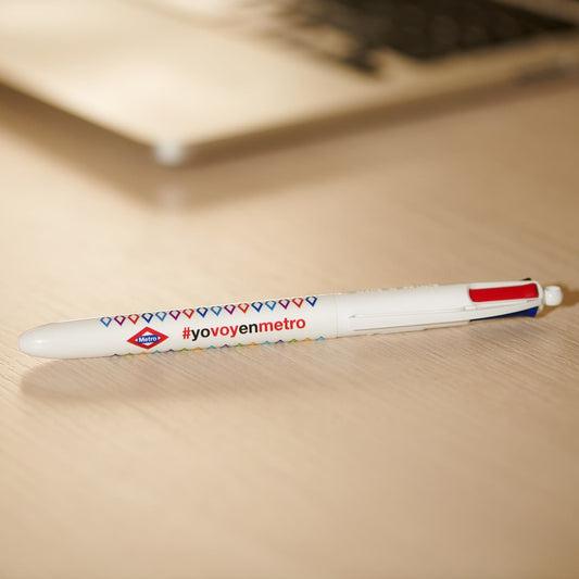 Bolígrafo promocional del Metro de Madrid con hashtag #yovoyenmetro sobre escritorio