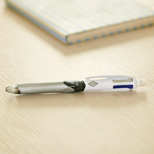 Bolígrafo gris y blanco de punta retráctil sobre escritorio de madera con cuaderno al fondo.