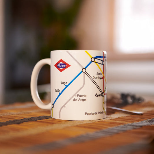 Taza con diseño de mapa del metro de Madrid sobre mesa de mimbre