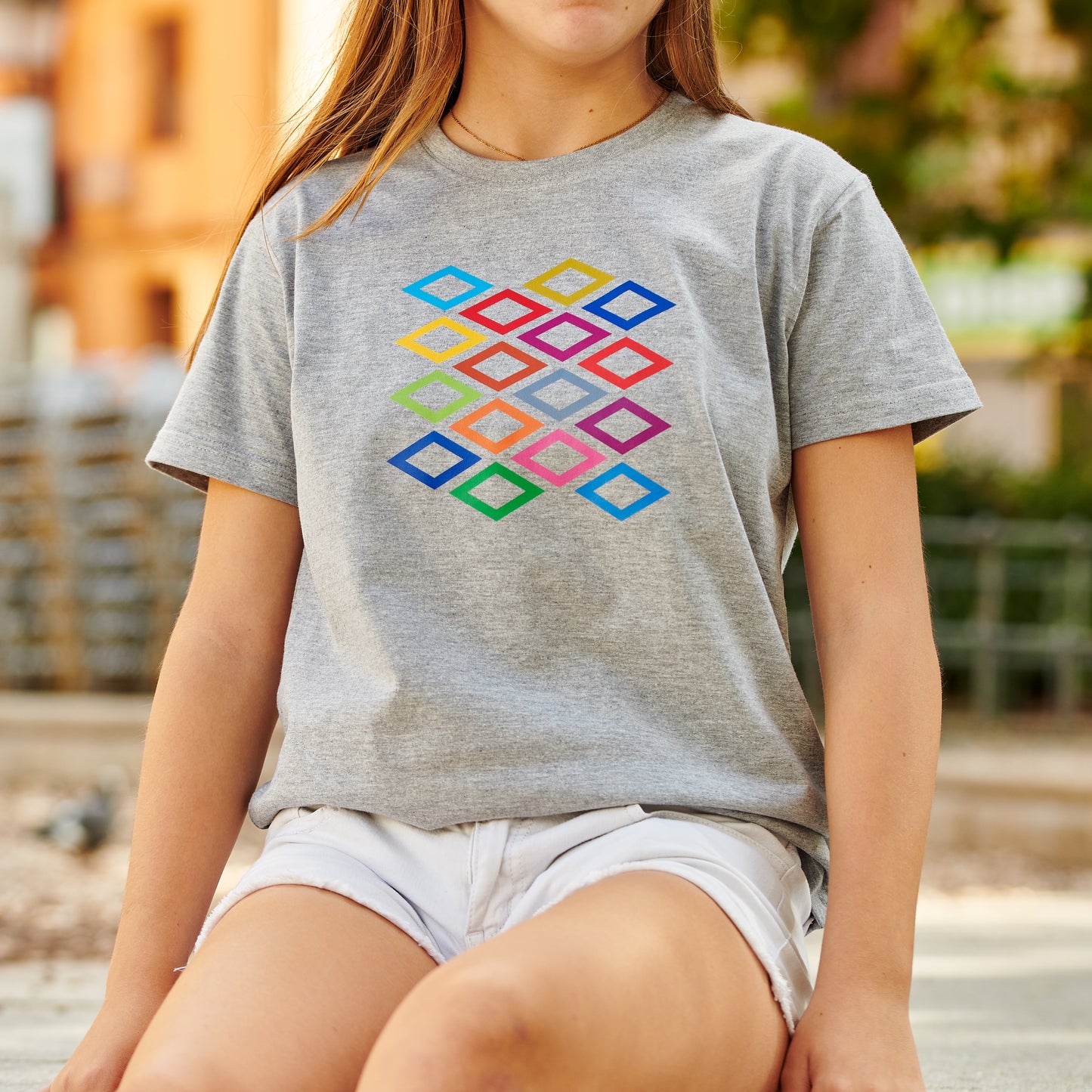 Camiseta gris con patrón geométrico de rombos coloridos, moda juvenil al aire libre