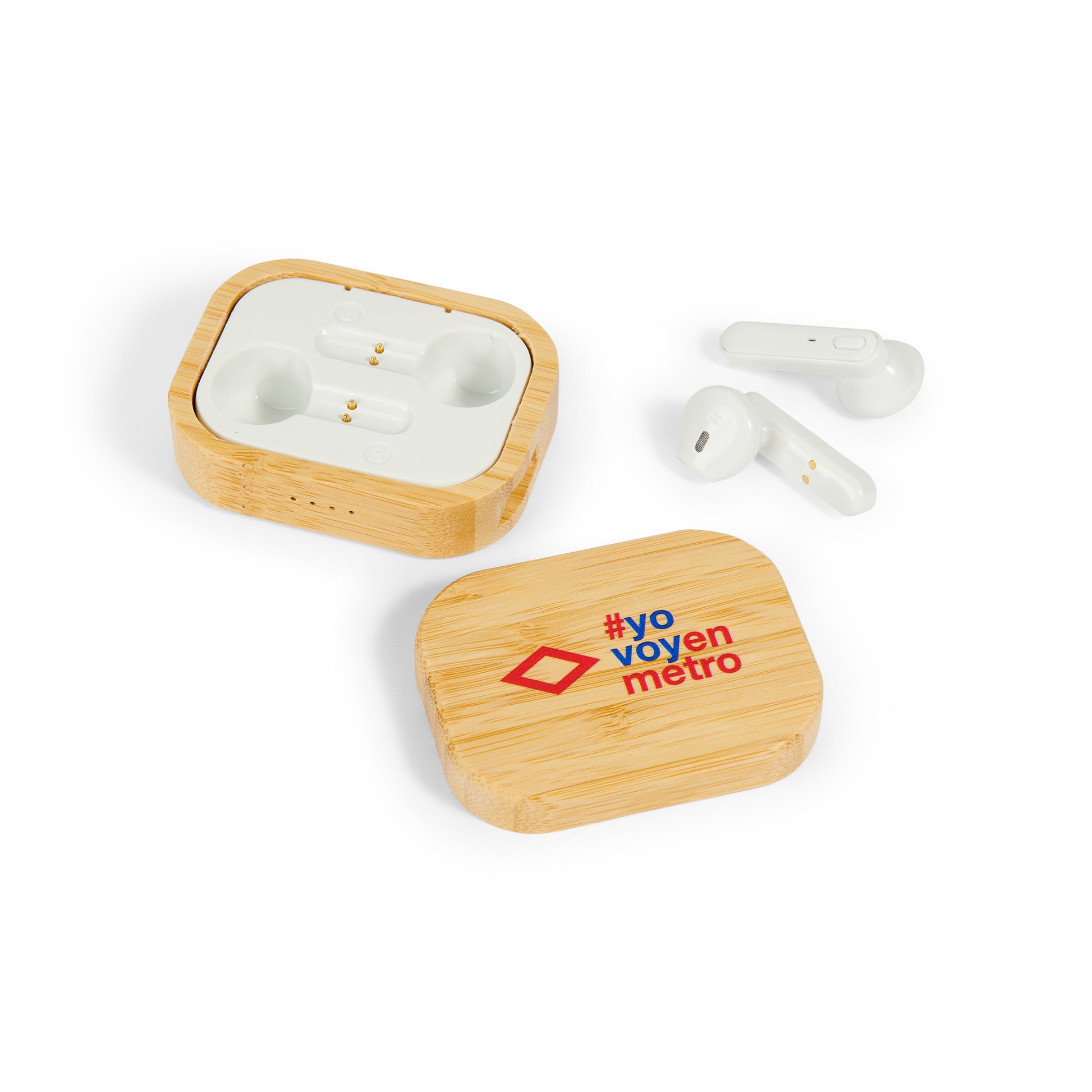 Audífonos inalámbricos blancos con estuche de bambú y logo #yo voy en metro, fondo blanco