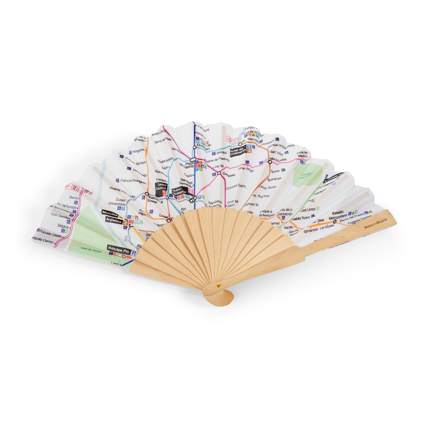 Abanico de madera abierto con diseño de mapa del metro de Madrid sobre fondo blanco.